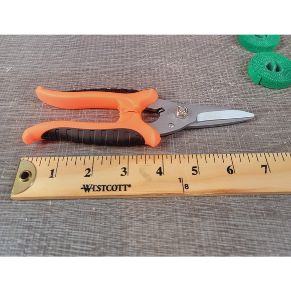 8 Pcs Garden Set. 4 Trimming Scissors, Sharpener, Gloves (M), 2 Plant Tie Rolls - Picture 5 of 9